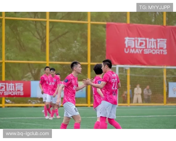 绿茵魅力闪耀赛场展现活力足球姐姐动感写真风采 绿茵魅力闪耀赛场展现活力足球姐姐动感写真风采